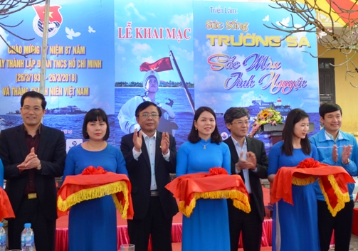 Ảnh 1: Đ/c Nguyễn Duy Hưng - Phó Chủ tịch UBND tỉnh Hưng Yên và các đại biểu cắt băng khai trương Triển lãm